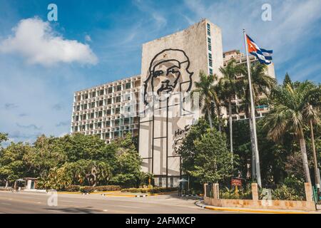 La Havane, Cuba - Octobre 18, 2019 : voiture de taxi en face de l'acier de Che Guevara aperçu sur Ministère de l'intérieur à la place de la révolution de la Havan Banque D'Images