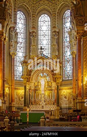 Basilique Notre-Dame de Fourvière ; 19e siècle ; maître-autel, orné, 3 vitraux voûtés, des statues, des bougies, de l'Église catholique ; construction religieuse Banque D'Images