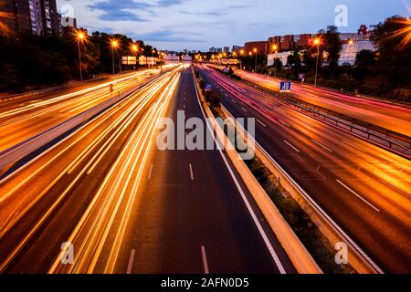 Des sentiers de voiture sur une grande route de nuit. Banque D'Images