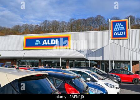 PONTYPRIDD, Pays de Galles - Décembre 2019 : des signes sur l'avant de l'ALDI supermarché dans la région de bateau près de Pontyrpidd avec voitures garées à l'extérieur. Banque D'Images