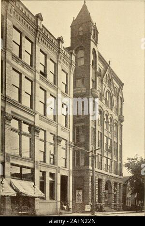 . Le premier cent ans de McKeesport. Une description historique et statistique de la ville depuis sa création jusqu'à son centenaire en 1894. &Gt ; ^^^^5^^^. Altmeyers Theatre, Cinquième Avenue. Les incendies importants. Il a d'abord le feu dans McKeesport pour the destro} un bâtiment de anykind, a été l'incendie d'une armoire sliop, qui s'élevait sur l'emplacement actuel de la société Lumière McKeesport3s centrale. L'année exacte n'est pas connu. Plusieurs autres petits firesoccurred à intervalles réguliers, mais la ville n'lossuntil grave soutenue la corde à pied, sur Walnut Street, brûlé le 21 octobre 1868,. Thomas H. Pattons, magasin général Banque D'Images