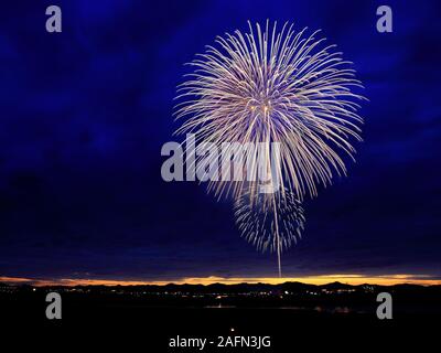 Golden orange d'artifice étonnant isolé en arrière-plan foncé fermer jusqu'à la place pour le texte, de Malte, de fireworks festival 4 juillet, jour de l'indépendance Banque D'Images