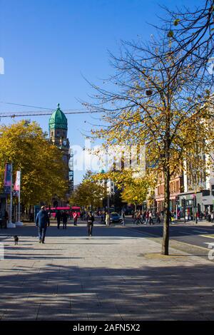 16 octobre 2019 vue vers l'ouest le long de Donegall Square Nord Belfast Irlande du Nord vers le Scottish Provident Building à l'angle de Wellingto Banque D'Images