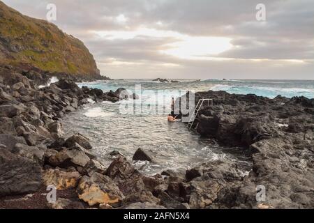 Source chaude naturelle / piscine thermale à Ponta da Ferraria sur l'île de Sao Miguel, Açores, Portugal Banque D'Images