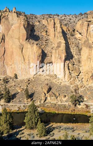 Vue sur le coucher du soleil de la rivière Crooked à Smith Rock State Park Banque D'Images