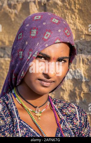 Portrait d'une jeune femme dans un sari, désert de Thar, Rajasthan, Inde Banque D'Images