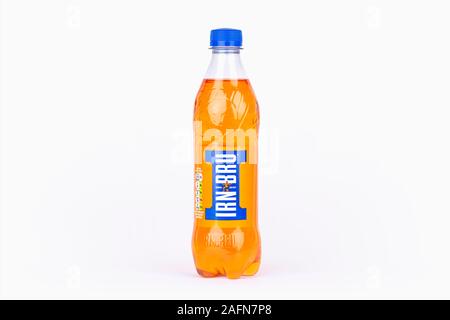 Une bouteille de Barr Irn Bru tourné sur un fond blanc. Banque D'Images