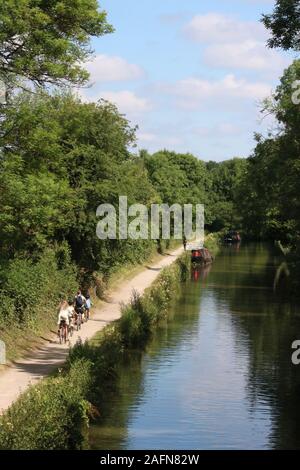 Voir le long du chemin de halage du canal de Kennet et Avon sur une journée ensoleillée avec des cyclistes et d'un coureur sur le chemin de halage près de Limpley Stoke, Wiltshire. Banque D'Images