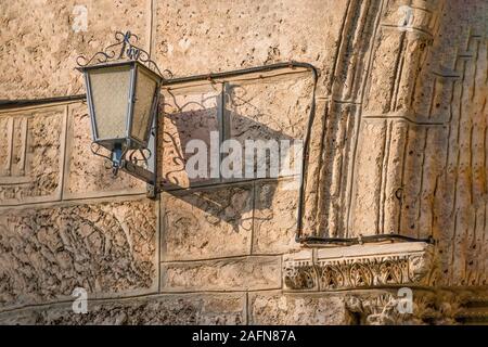 Vintage lanterne et son ombre sur un mur. Plus de détails. Jérusalem, Israël Banque D'Images