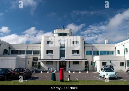 Shoreham, West Sussex, UK, le 08 août 2019, un terminal de Shoreham bel immeuble art déco à l'aéroport de la ville de Brighton connu officiellement Shoreham Airport. Banque D'Images