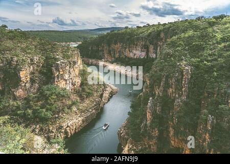 Bateaux visiteurs croisière à travers les canyons de Capitolio dans la Serra da Canastra Parc national au Brésil Banque D'Images