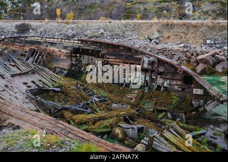 Cimetière de vieux navires Teriberka Murmansk Russie, vestiges de bateaux de pêche industrielle en mer. Concept de l'industrialisation. Vue de dessus de l'antenne Banque D'Images