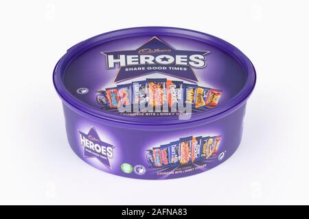 Une boîte de chocolat héros Cadburys tourné sur un fond blanc. Banque D'Images