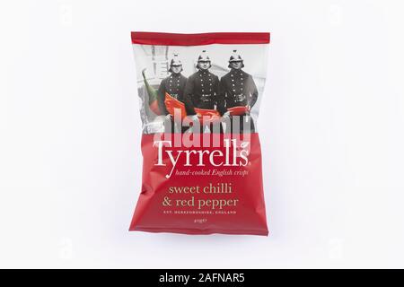 Un paquet de chips Tyrrells tourné sur un fond blanc. Banque D'Images