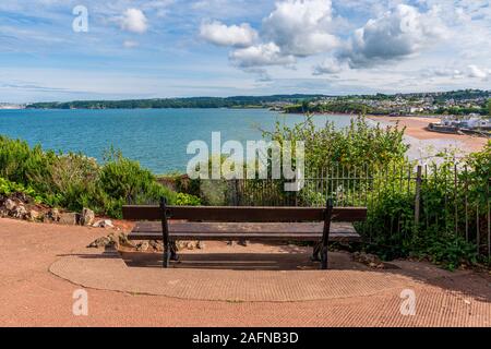 Un banc avec vue sur la plage de Goodrington Sands dans Roundham, Torbay, England, UK Banque D'Images