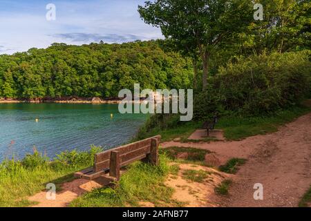 Marcher vers Elberry Cove, Torbay, Angleterre, Royaume-Uni - avec l'ancienne baignoire-maison sur le bord de la plage de galets Banque D'Images