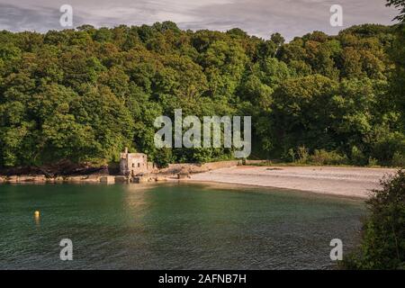 Marcher vers Elberry Cove, Torbay, Angleterre, Royaume-Uni - avec l'ancienne baignoire-maison sur le bord de la plage de galets Banque D'Images