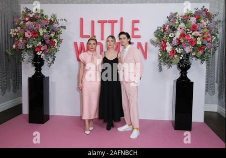 (De gauche à droite) Florence Pugh, Saoirse Ronan Timothée Chalamet et assister à une séance de photos pour un peu les femmes qui a eu lieu à l'Hôtel de Soho, le centre de Londres. Banque D'Images