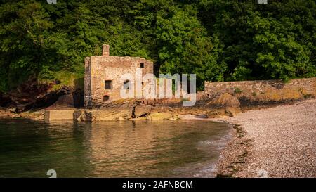 L'ancien bain public à Elberry Cove, Torbay, England, UK Banque D'Images