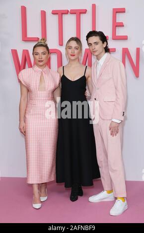 (De gauche à droite) Florence Pugh, Saoirse Ronan Timothée Chalamet et assister à une séance de photos pour un peu les femmes qui a eu lieu à l'Hôtel de Soho, le centre de Londres. Banque D'Images