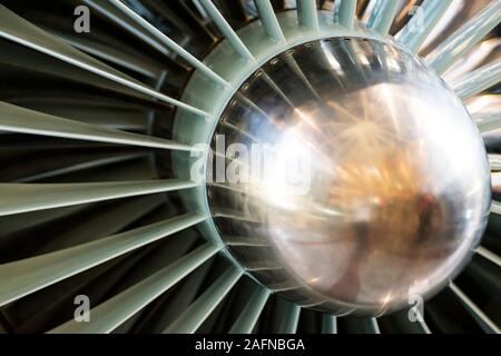 Cette close up image d'un avion d'affaires d'admission du moteur jet ventilateur. Avion de turbine. Banque D'Images