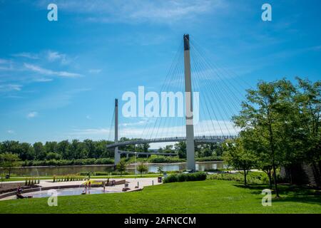 Omaha, Nebraska. Plaza Omaha et le Bob Kerrey passerelle pour piétons. Le pont vous mènera de New York à travers la rivière Missouri à Iowa. C'est le fi Banque D'Images