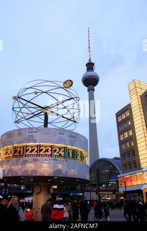 BERLIN, ALLEMAGNE - Nov 29, 2019 - BERLIN, ALLEMAGNE- 29 novembre 2019 : une belle photo de horizontale la tour de télévision de Berlin et le temps du monde réveil dans la nuit, Banque D'Images