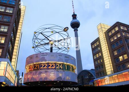 Tour de télévision de Berlin la nuit Banque D'Images