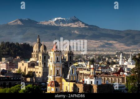 Le Nevado de Toluca mountain s'élève au-dessus du centre-ville historique de Toluca, Mexique. Banque D'Images