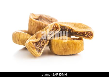 Figues séchées sucrées isolé sur fond blanc. Banque D'Images