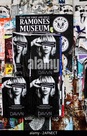 Ramones Museum et Dawn Denim wheatpaste affiches dans Berlin, Allemagne Banque D'Images