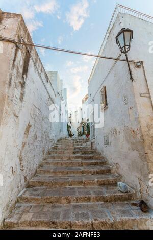 Zone de passage et pas sur un escalier dans une ruelle dans le centre historique vieille ville d'Ostuni, Brindisi, Pouilles, Italie du sud, dans la lumière du soir Banque D'Images