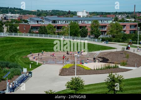 Omaha, Nebraska. Riverplace townhomes et Omaha plaza. Banque D'Images