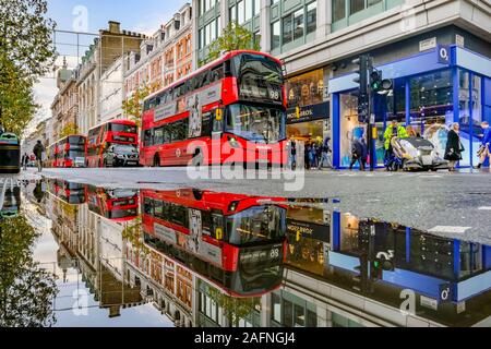 Bus londoniens, réflexion flaque, Londres, Angleterre Banque D'Images