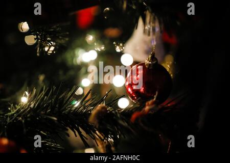 Profondeur de champ (selective focus) image avec des décorations sur un arbre de Noël artificiel Banque D'Images