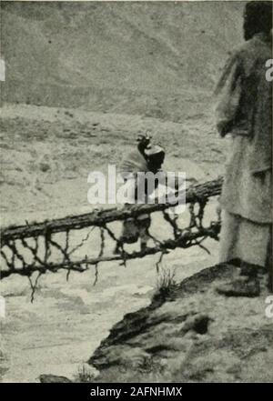 . Et de l'ouest Himalaya 1909 Karakoram, un compte de l'expédition de H. R. H. Prince Luigi Amedeo de Savoie, Duc des Abruzzes. toactual pluie. Le gavebriUiance d'humidité et de secours pour les pierres de l'medianmoraines du Baltoro. Quand weliad au sujet atteint le niveau de l'éperon de droite le Vignevalley nous avons fait notre camp, pour les guides et theDuke jour alreadythat avait fait la descente à partir de l'theseracs Chogolisa, glacier et,de plus, dix-huit jours de leur ofhardship marksupon avait quitté les distincts. Le jour suivant nous followedthe curve de la moraine en theConcordia, et e Banque D'Images