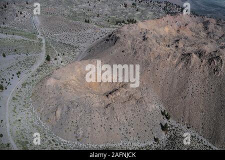 Cratères de Mono-Inyo près de l'Est de la Sierra Nevada à partir de l'air, l'Owens Valley, en Californie. Banque D'Images