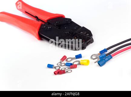 pince à sertir et bornes électriques Banque D'Images