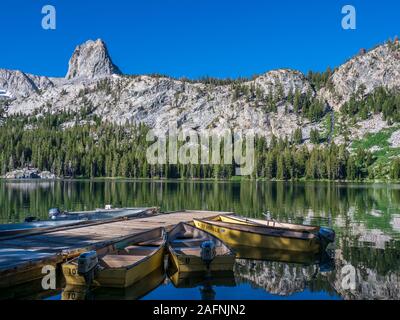 Bateaux à quai, le lac George, Mammoth Lakes, en Californie. Banque D'Images