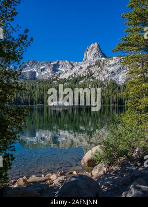 Crag et le cristal est de la Sierra de Lake George, Mammoth Lakes, en Californie. Banque D'Images