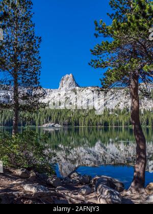 Crag et le cristal est de la Sierra de Lake George, Mammoth Lakes, en Californie. Banque D'Images