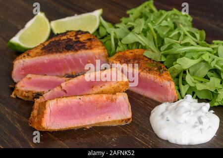 Lime coriandre Steak Thon poêlé avec sauce à la crème aigre et la Roquette Banque D'Images