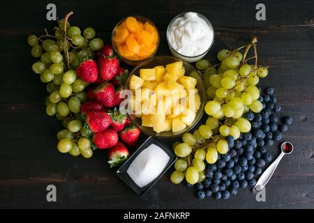 Ambrosia sain Salade de fruits avec les ingrédients de la vinaigrette au yogourt à la vanille Banque D'Images