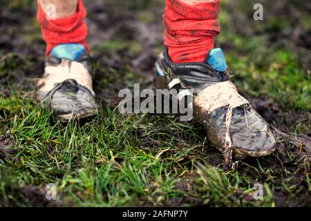 Close-up of rugby player's chaussures boueuses. Banque D'Images