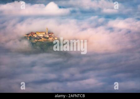 Vue magnifique de la vieille ville médiévale, survolant les nuages. Voir l'irréel à la vieille ville de Buzet, Croatie Banque D'Images