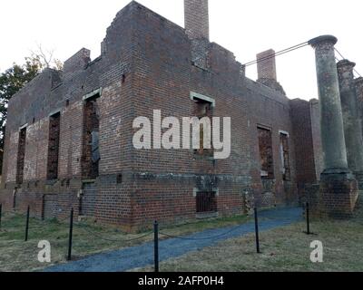 Vieille maison de briques rouges délabrées ou structure en ruines Banque D'Images