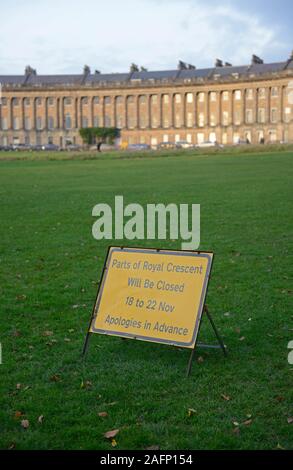 Inscrivez-vous à Royal Victoria Park à Bath notification de fermeture partielle de Royal Crescent à la mi-Novembre Banque D'Images