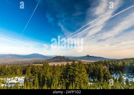 Mont Thielsen et des cônes de stud le paysage, avec des traînées de passage, vu de la route de Rim dans Crater Lake National Park dans l'Oregon, USA Banque D'Images