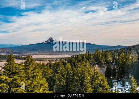 Mont Thielsen vue de la Jante Road à Crater Lake National Park dans l'Oregon, USA Banque D'Images