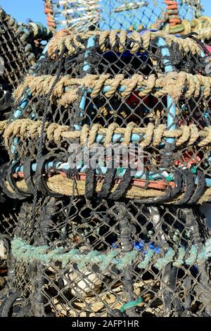 Gros tas de la nasse ou pots utilisés par les pêcheurs côtiers à attraper des crabes et homards sur le quai à Paignton, Devon, UK. Banque D'Images